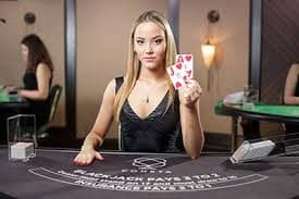 Tampilan meja Three Card Poker langsung di wings 138